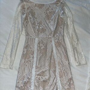 SELFIE LESLIE EMME LONG SLEEVE V-BACK LACE DRESS WHITE